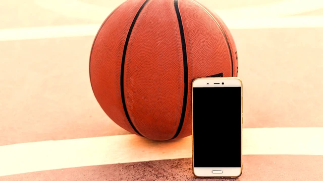 Rotoli di bukkake nel basket italiano e sedia del comandante